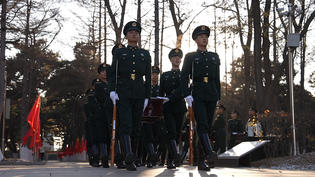 2023年11月18日，解放軍儀仗司禮大隊的禮兵在沈陽抗美援朝烈士陵園訓(xùn)練。人民網(wǎng)記者 邱宇哲攝